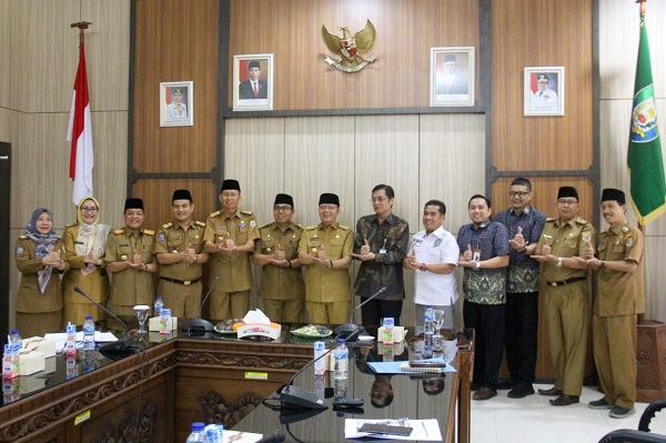 Data Universal Health Coverage (UHC) Provinsi Bengkulu saat ini mencapai 97,16 persen, namun kabupaten Bengkulu Utara dan Rejang Lebong angkanya masih dibawah 90 persen. Waktu itu Gubernur meninta Bupati untuk menganggarkan untuk pelayanan kesehatan masyarakat,” katanya Senin
