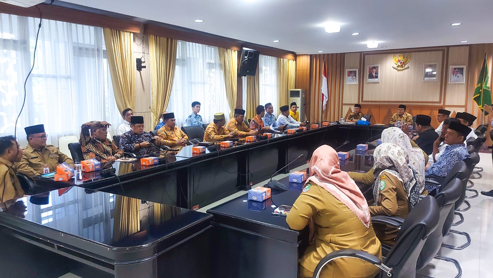 Rapat ini dipimpin Sekretaris Daerah (Sekda) Provinsi Bengkulu Hamka Sabri dan  dihadiri Kakanwil Kemenag Provinsi Bengkulu serta Kabag Kesra, Karo Hukum dan seluruh Kanwil Kemenag kabupaten/kota.