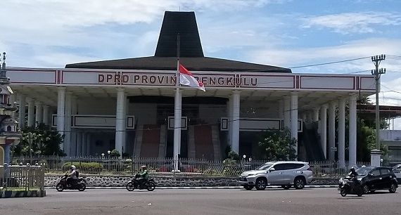Anggota DPRD Herwin Suberhani meminta Dinas PUPR agar dapat menyelesaikan perbaikan ruas jalan kabupaten Kaur dan Bengkulu Selatan dapat Selesai Tepat Waktu.