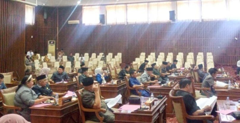 Di sini kami sampaikan proses hasil rancangan perubahan Perda tentang Pengelolaan Barang Milik Daerah hingga saat ini proses pelaksanaan hasil fasilitasi dari Kemendagri belum selesai," ujar Jonaidi dalam rapat paripurna DPRD