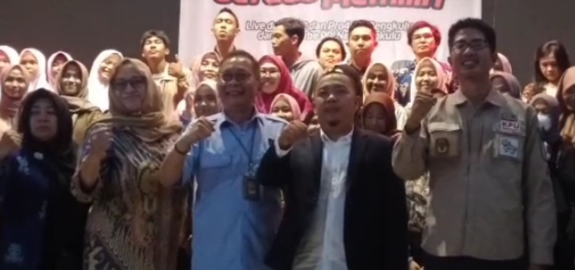Terutama untuk pemilih pemula ini untuk memilih standarnya adalah kualitas. Yang kedua integritas, setelah itu kepekaan sosialnya.