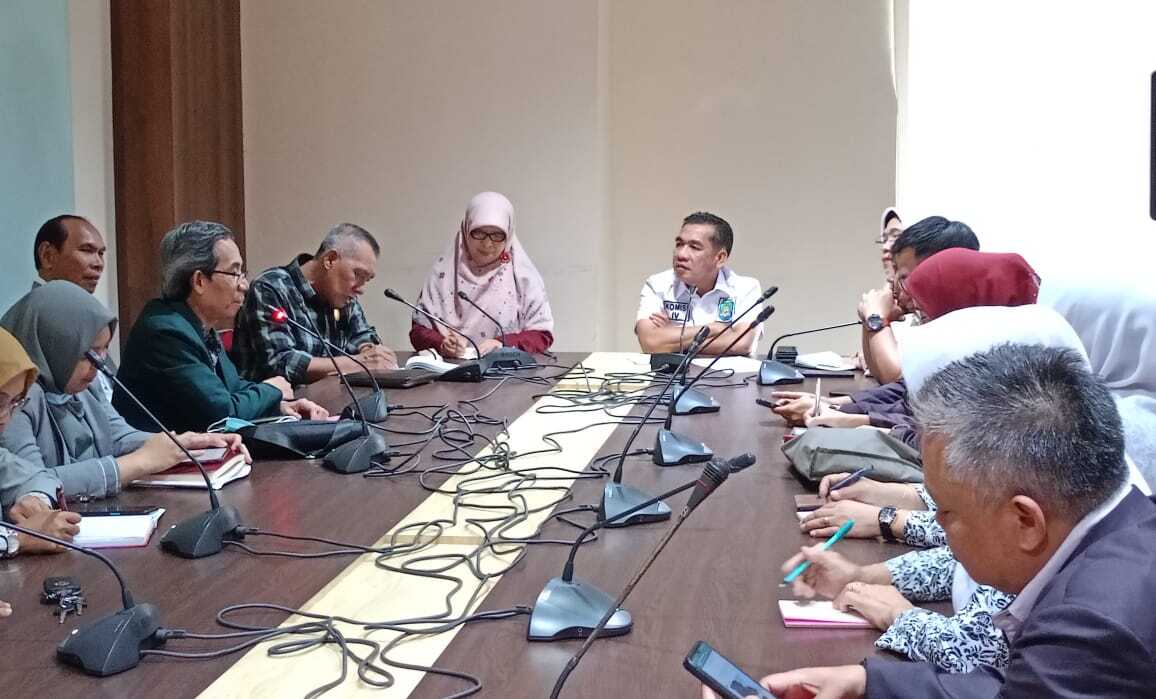 Karena kebijakan tersebut bukan kita yang memegang, maka kita tamping suara mereka untuk di sampaikan kepada komisi sembilan dprd ri kepada DPRD RI langsung,” kata Edward