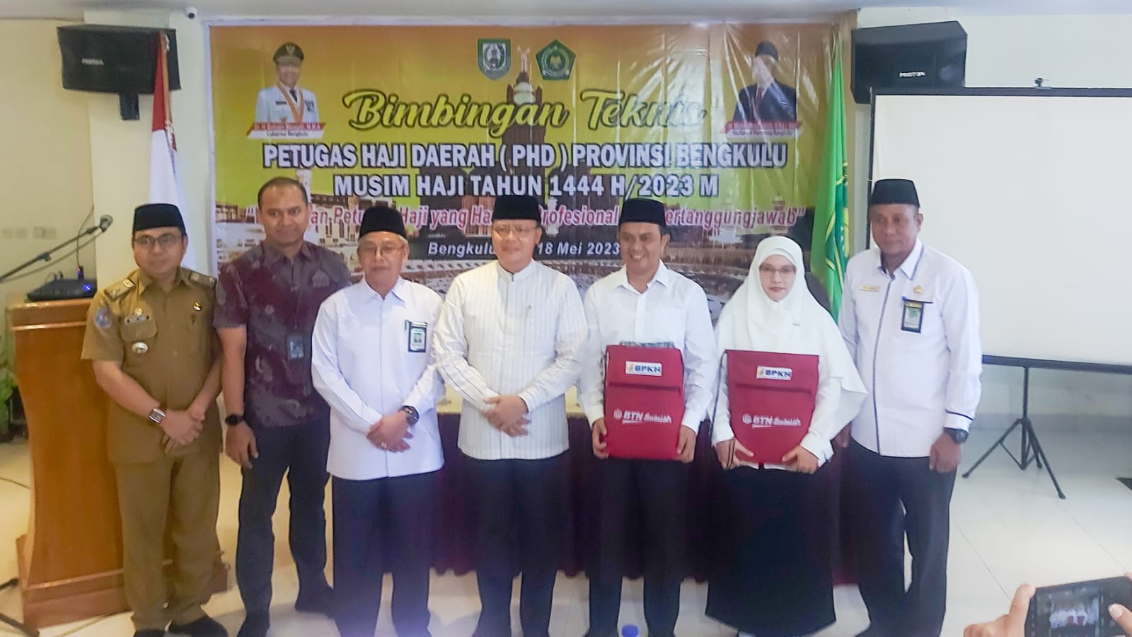 Kepada PHD yang mendampingi jama'ah haji ketika di tanah suci, Gubernur Rohidin berpesan untuk melaksanakan tugas semaksimal mungkin dan profesional