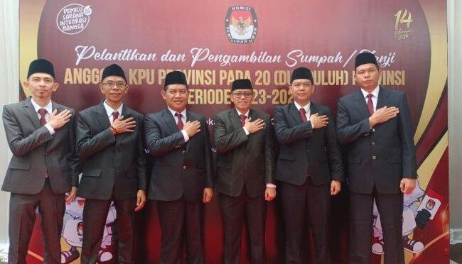Kelima komisioner KPU Provinsi Bengkulu yang telah dilantik yakni : 1. Alpen Samsen 2. Dodi Hendra Supiarso 3. Emex Verzoni 4. Rusman Sudarsono 5. Sarjan Effendi