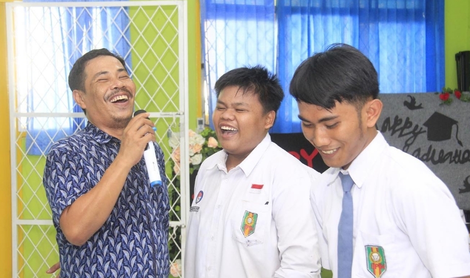 Di akhir agenda ternyata ada yang berulang tahun bernama Fatir. Selamat ulang tahun nak, teruslah berkreativitas dan membangun kecerdasan untuk masa depanmu