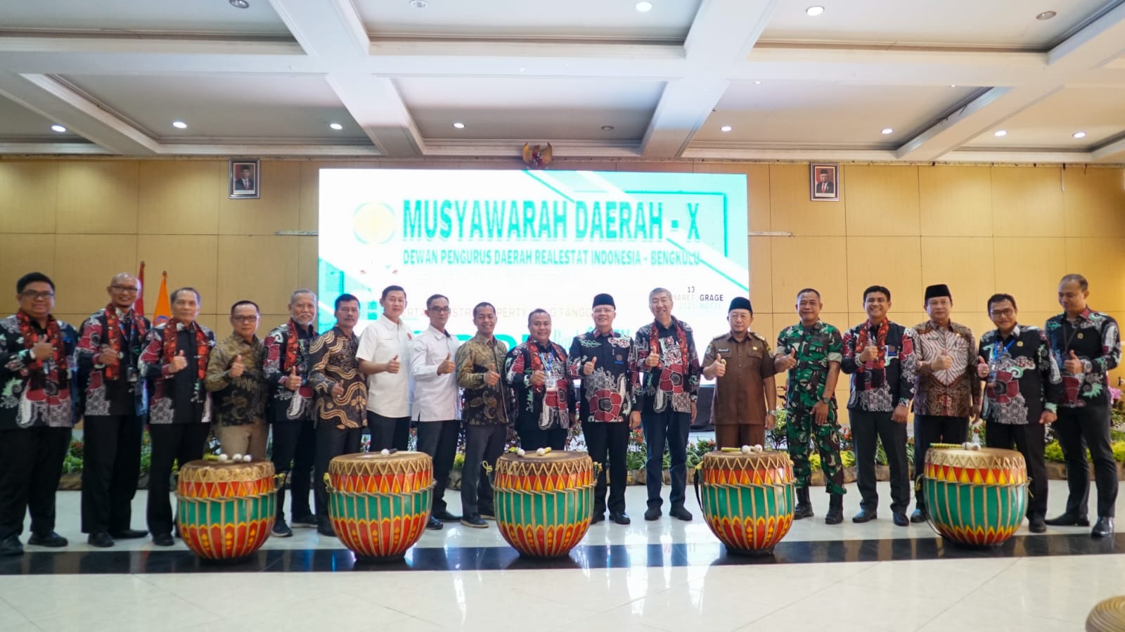 Gubernur mendukung masyarakat untuk mendapatkan rumah yang layak. Bahwa hal ini perlu didukung oleh pemerintah Kabupaten/Kota, terutama dari sisi pelaksanaan agar pendirian perumahan menjadi lebih mudah