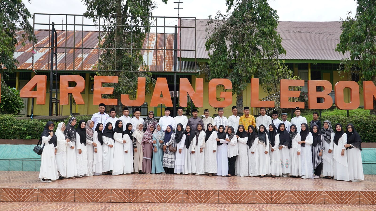 Gubernur Rohidin mengucapkan selamat kepada para siswa yang telah mendapatkan perguruan tinggi untuk melanjutkan studinya.