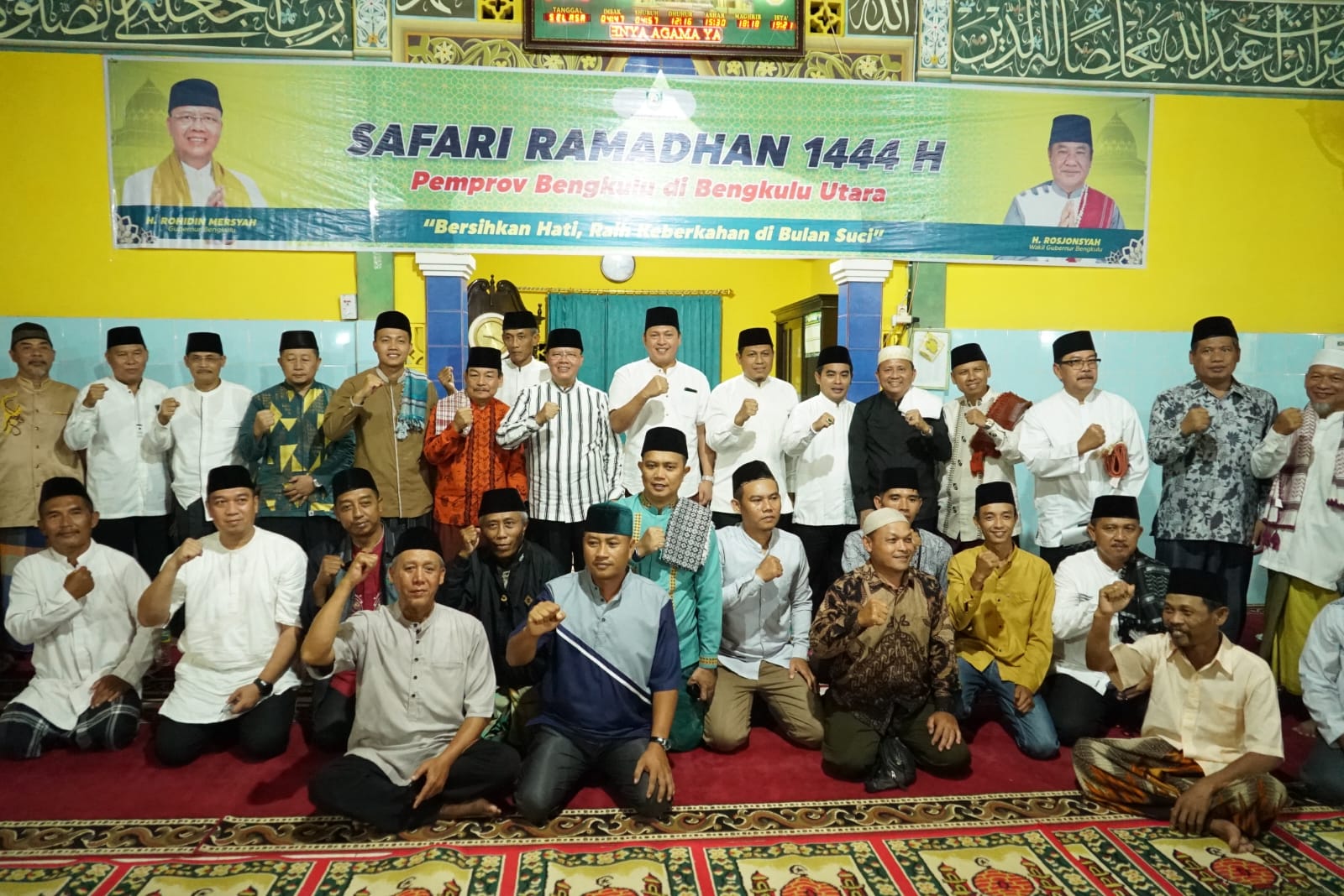 Maka dalam kesempatan ini Pemprov Bengkulu juga menyerahkan bantuan pembangunan bagi 20 masjid dan 4 mushola