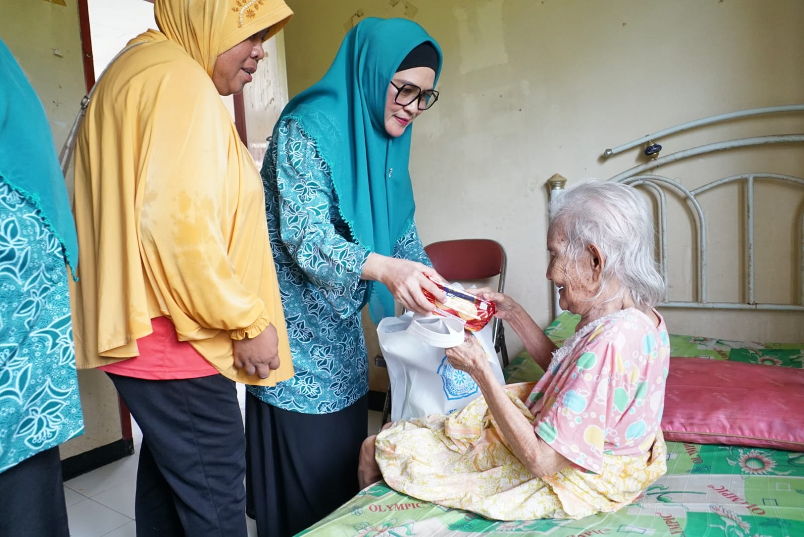 salah satu penghuni panti Nenek Ros (81) asal kota Bengkulu mengungkapkan rasa bahagia dan terima kasih kepada Ibu Gubernur atas perhatiannya.