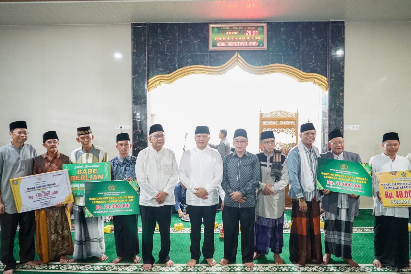 Pak Gubernur sudah hadir 2 kali ke tempat ini, kemarin hadir di Danau Dendam Tak Sudah meresmikan Pembangunan Jembatan Elevated dan sekarang hadir di Masjid sekitaran pasar