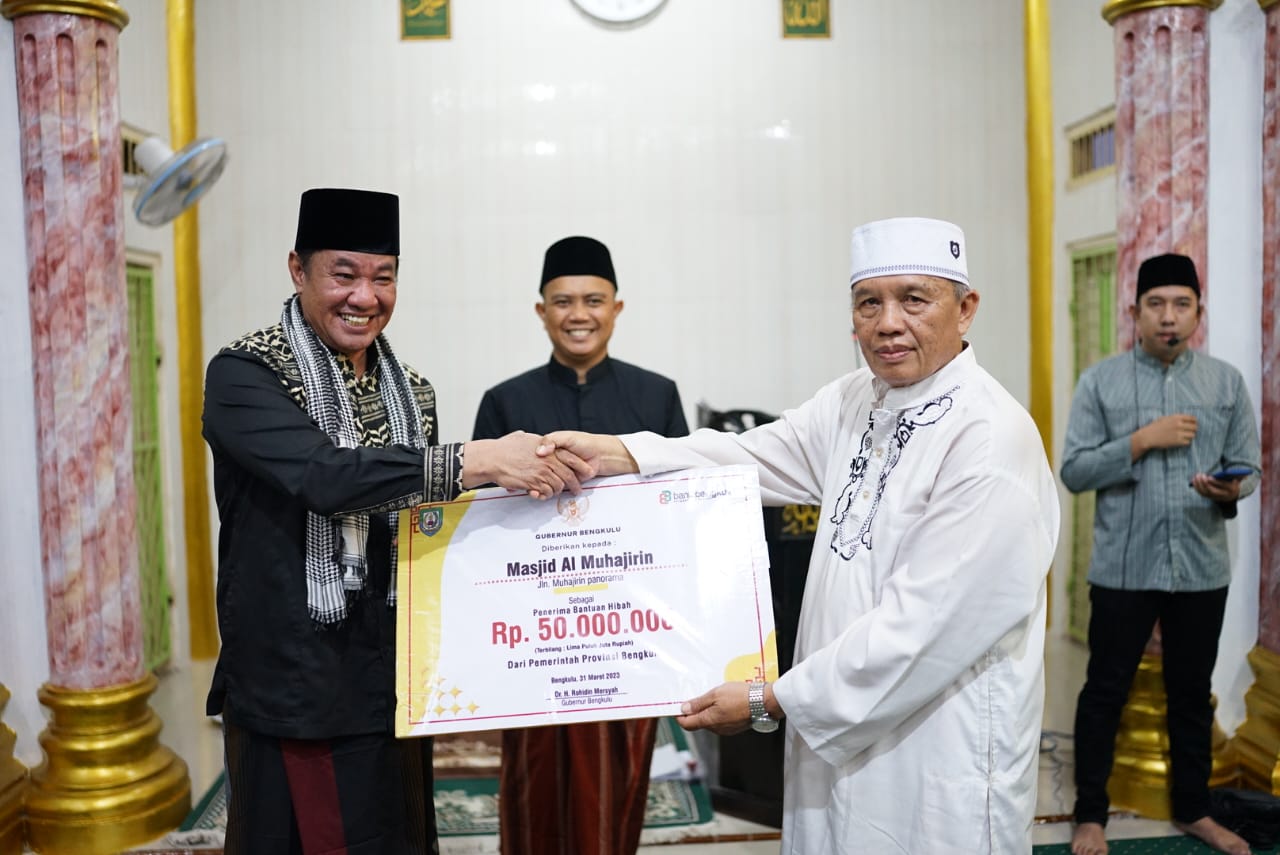 Rosjonsyah berikan bantuan diharapkan bisa dipergunakan sebaik mungkin oleh pengurus masjid untuk perbaikan bangunan, menambah bangunan atau menambah sarana dan prasarana masjid