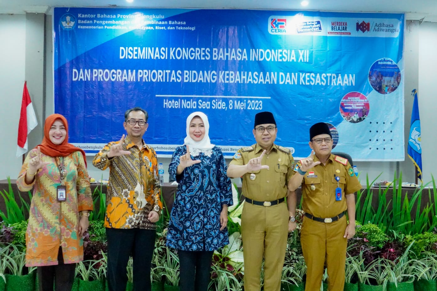 Hadir dalam kesempatan ini Kepala Pusat Pengembangan dan Pelindungan Bahasa dan Sasra Imam Budi Utomo, Staf khusus DPR RI Dewi Coryati dan Kepala Kantor Bahasa Provinsi Bengkulu Dwi Laily Sukmawati.