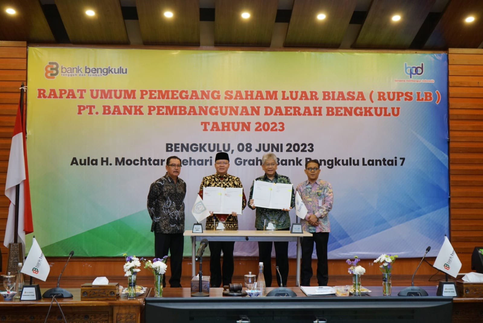 Pada RUPSLB kali ini juga digelar penandatanganan MoU bersama PT Bank Pembangunan Daerah Jawa Barat dan Banten, Tbk (Bank bjb), sebagai tindak lanjut penyertaan modal dari Kelompok Usaha Bank (KUB) dengan BJB.