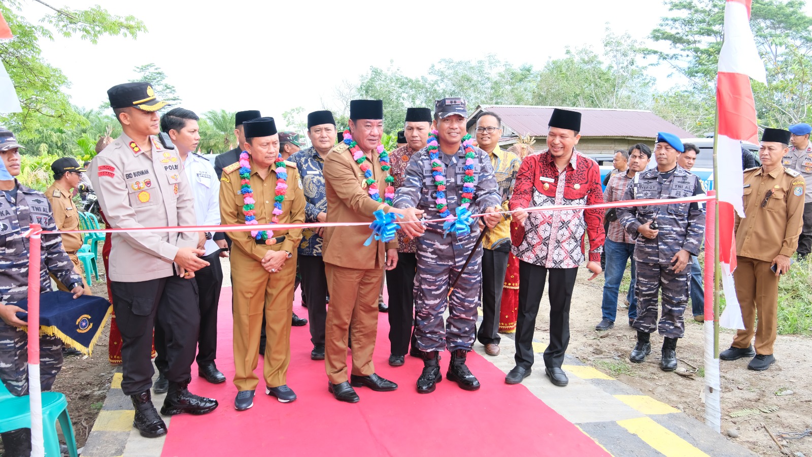 Penutupan Karya Bakti TNI-AL Tahun Anggaran 2023 di Kabupaten Kaur dipimpin oleh Danlanal Bengkulu Letkol. Laut I Nyoman Gede Pradiyana Ari Setyabudi.