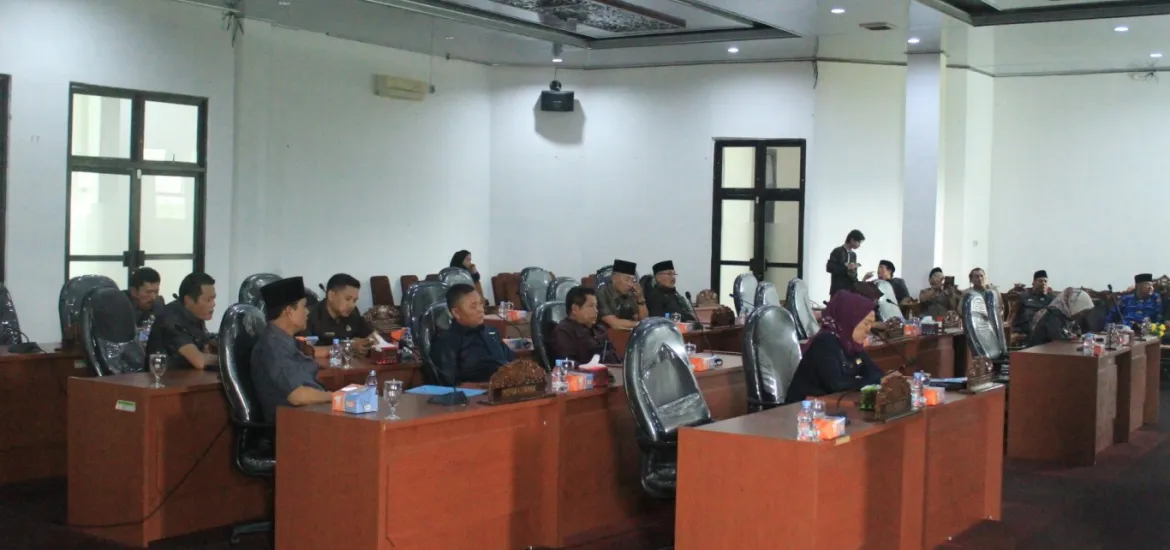 Rapat Paripurna mendengarkan pandangan umum Fraksi-Fraksi terhadap Raperda APBD Bengkulu Tengah tahun 2024, Selasa 10/10/23 (Foto:Alna)