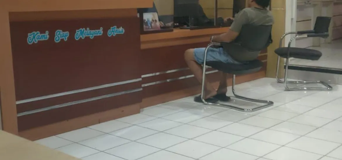 Seorang wartawan senior, PRA (55) menjadi korban pengeroyokan oleh sekelompok preman di Jalan Merapi, Kecamatan Kepanjenkidul, Kota Blitar, pada Selasa 26 November 2024. (Foto:Ahmad)