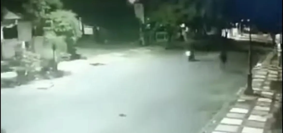 Aksi kekerasan yang melibatkan sekelompok orang berkendara motor terekam kamera CCTV di Kota Bengkulu, Minggu 15/12/2024 (Foto:Hanny)/Indonesiaraja.com