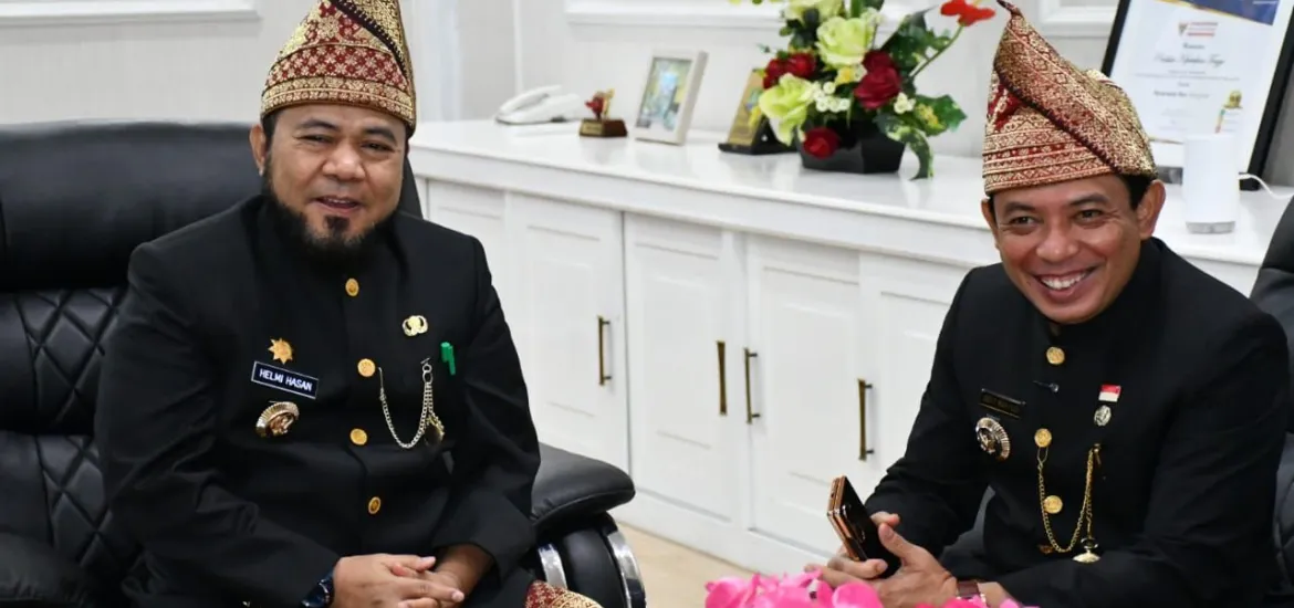 Gubernur Bengkulu, Helmi Hasan, memberikan apresiasi yang tinggi kepada Walikota Bengkulu, Dedy Wahyudi, Senin 17/03/2025 (Foto:Hanny)/Indonesiaraja.com