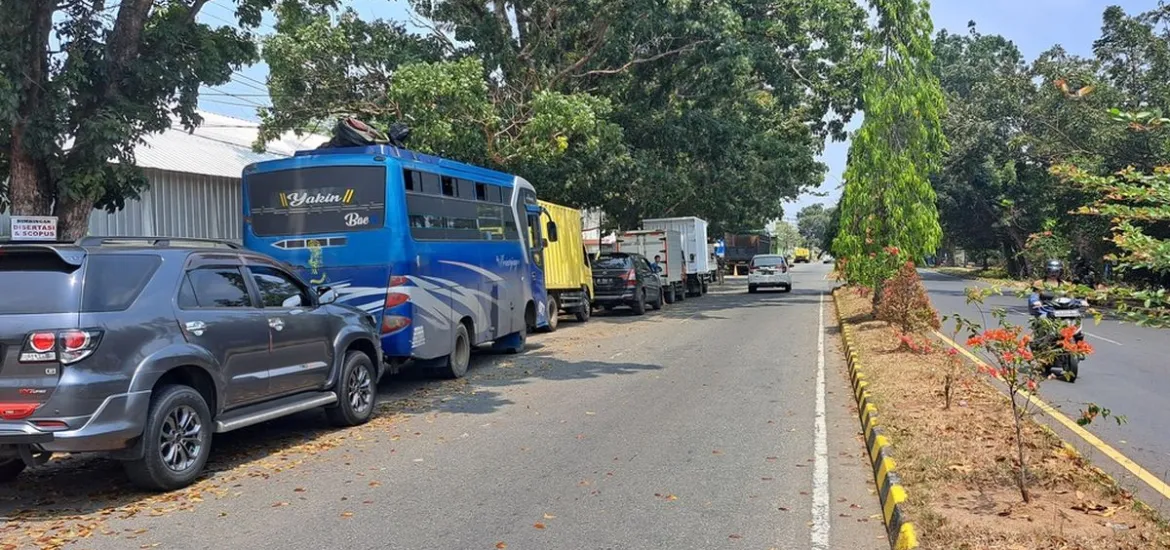Antrean panjang kendaraan terlihat di beberapa Stasiun Pengisian Bahan Bakar Umum (SPBU) di Kota Bengkulu, Sabtu 22/02/2025 (Foto:Hanny)/Indonesiaraja.com