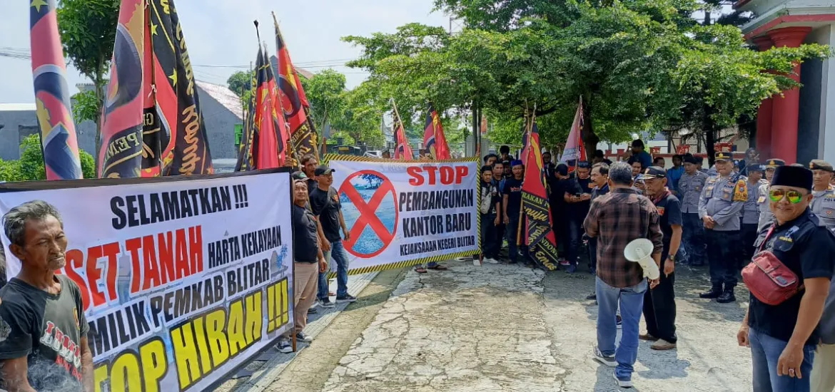 Puluhan Massa GPI Geruduk DPRD Blitar, Tolak Pembangunan Gedung Kejaksaan Negeri. Foto: Ulfa/Indonesiaraja.com