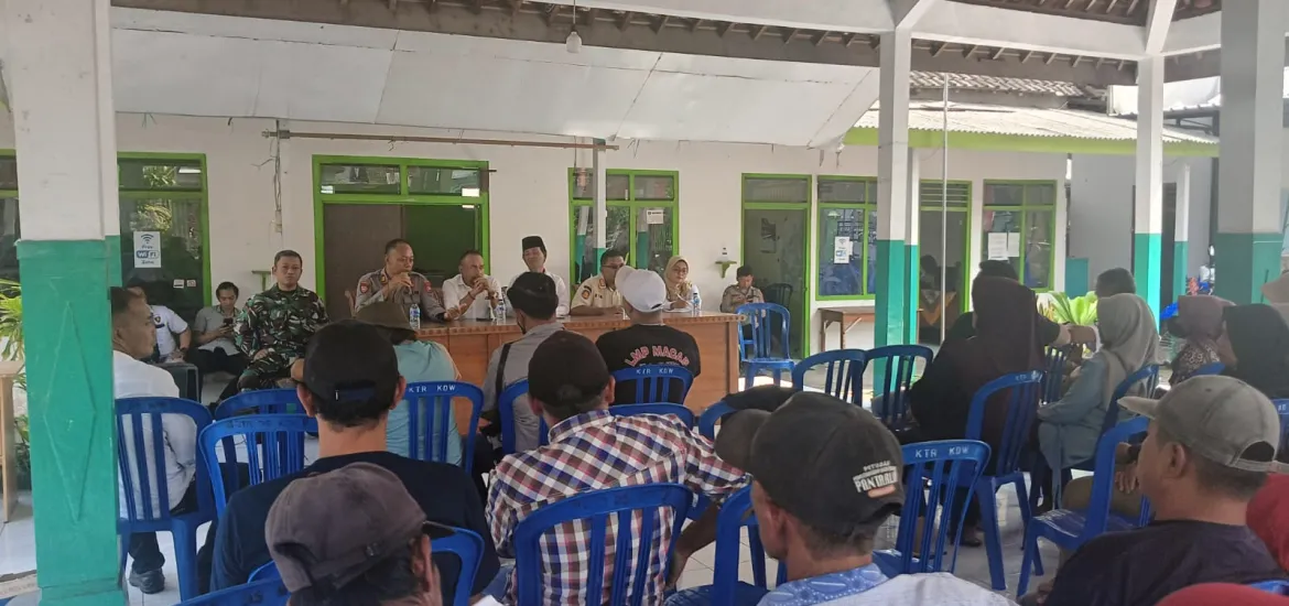 Warga Protes Kandang Ayam di Kedawung, Polisi Beri Batas Waktu 7 Hari. Foto: Ulfa/Indonesiaraja.com